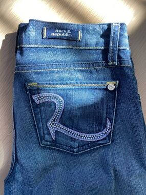 Rock & Republic Women’s Blue Denim Jeans with Embellished Back Pocket Size 26